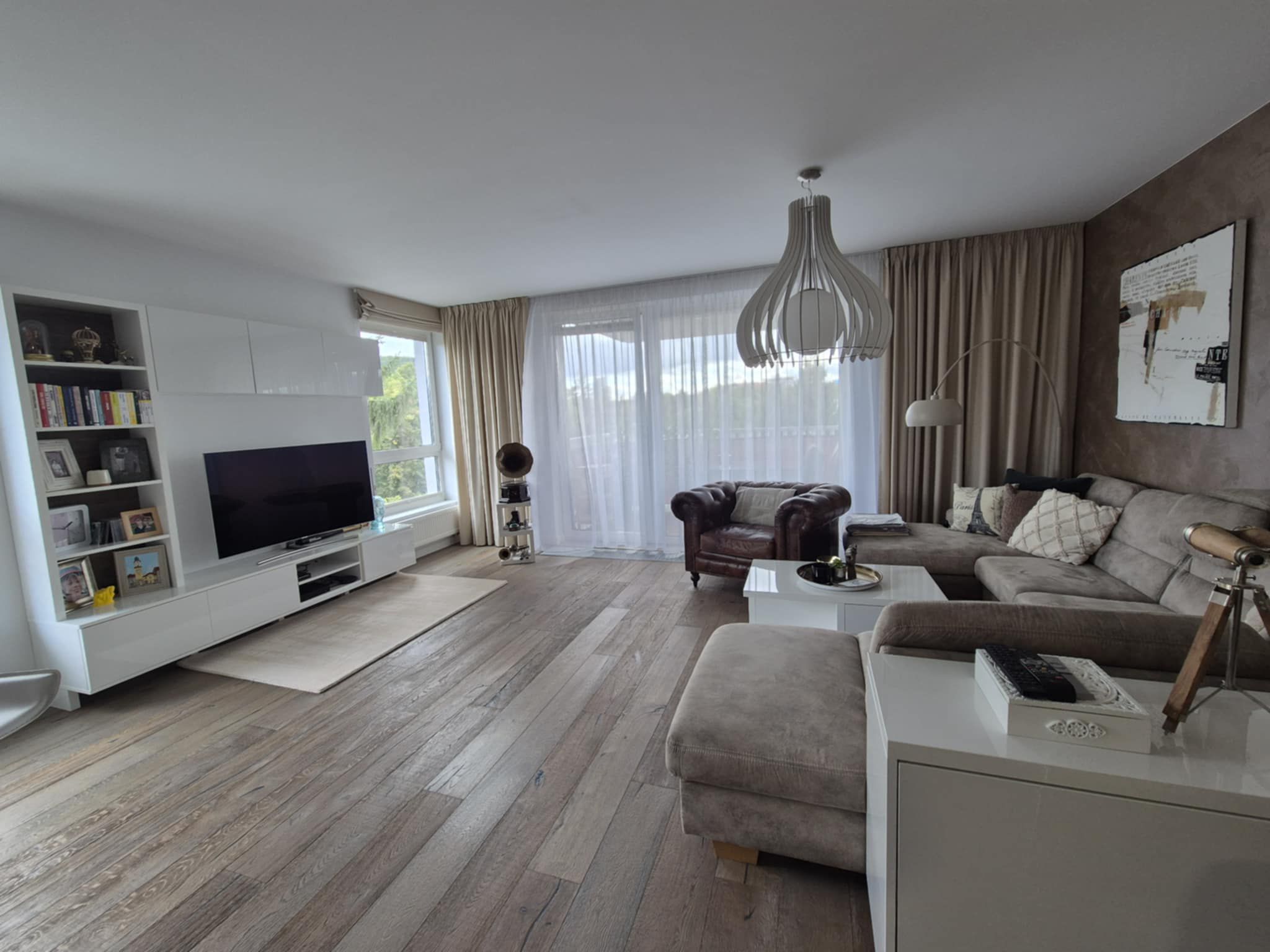 Detail čistého interiéru s moderným nábytkom